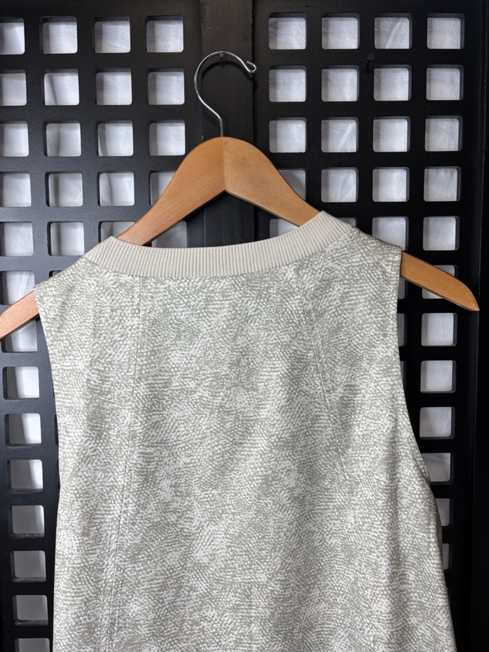 🤍 Athleta Shimmer Tank Women's Large Cream Stretch Crewneck Athleisure Top 🤍 - Picture 7 of 11